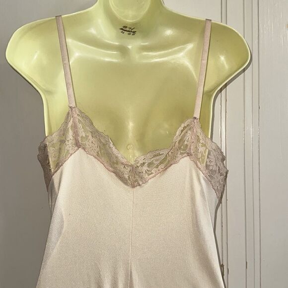 Vintage Olga light pink nylon full slip with lace trim - Picture 5 of 10